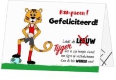 Vrolijke kinderkaart met een tijger met voetbalschoenen en een voetbal (dubbel)