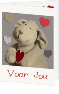 Liefdeskaart hondje met hartjes 