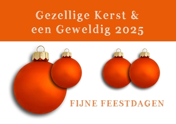 Kerstkaart oranje kerstballen