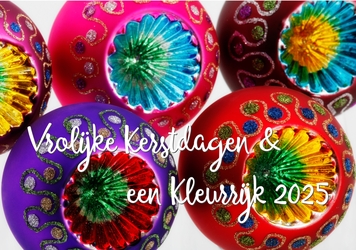 Kerstkaart vrolijk gekleurde kitsch kerstballen