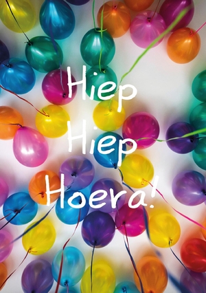 Hiep hiep hoera met verschillende kleuren ballonen