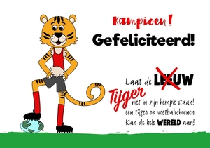 Vrolijke kinderkaart met een tijger met voetbalschoenen en een voetbal (dubbel)