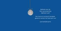 Kerstkaart blauw jaartal zilveren kerstbal 